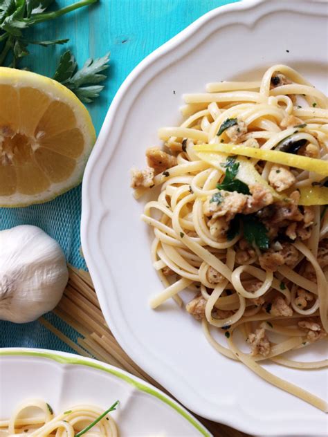 Andy makes pasta with tomatoes and chickpeas. Spaghetti alle vongole vegan? Prova la pasta alle "svongole"!