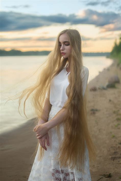Девочка с очень длинными волосами 77 фото