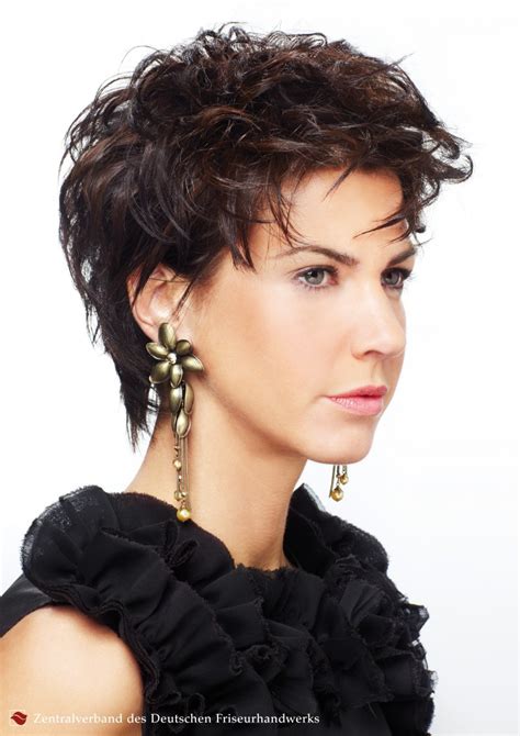 The best 100+ short hairstyles. Face flattering short haircut and hair scrunched with the ...