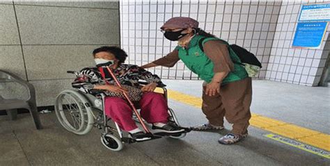 어느 날, 성숙해진 딸의 몸이 새아버지의 눈에 들어온다. 거제시 새마을 부녀회 코로나19 예방접종 안내봉사 - 거제타임라인