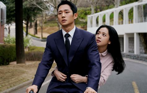 BLACKPINK S Jisoo Surprises Snowdrop Co Star Jung Hae In On Set Of His New K Drama