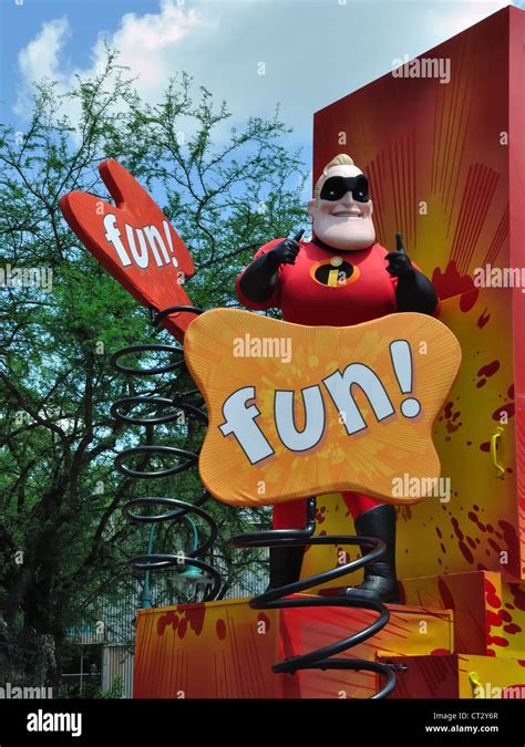 Señor Increíble Bob Parr De The Incredibles Sobre Un Flotador Los