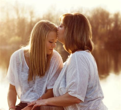 Foto De Madre E Hija A La Orilla De Un Lago Al Atardecer Fotos De