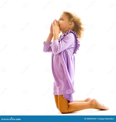 linda garota cuidadosa sentada no chão em seus joelhos foto de stock imagem de sonho cabelo