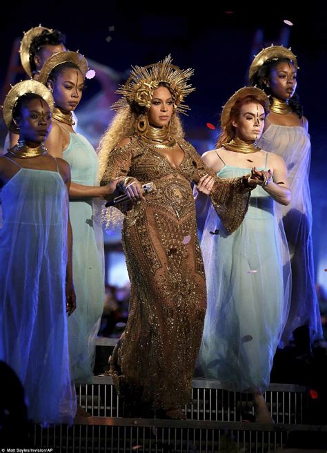 Pregnant Beyonce Debuts Her Baby Bump At Grammys Beyonce Pregnant