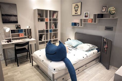 Selain itu, letakkan meja kecil di sebelah tempat tidur agar terasa manis. Desain Kamar Anak Cowok Remaja