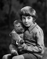 Christopher Robin Milne junto a su Winnie the Pooh de la vida real en ...