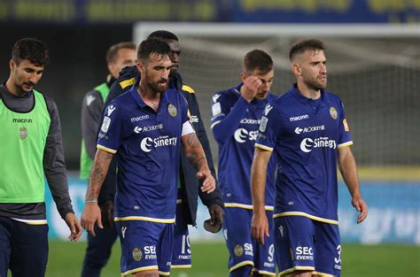 Ecco un elenco di programmazione completa delle partite della serie b italiana trasmesse in tv e in streaming per la stagione 2019/20. Le ricche di Serie B oggi tremano. Quando pedigree e soldi ...