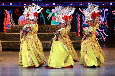 รูปภาพ ศิลปะการแสดง กีฬา เหตุการณ์ จีน แบบดั้งเดิม ความบันเทิง ชนกลุ่มน้อย การเต้นรำ