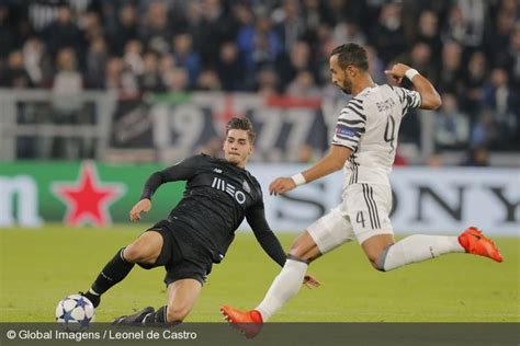 Juventus win a corner and cuadrado whips it. Baías e Baronis - Juventus 1 vs 0 FC Porto | Porta 19