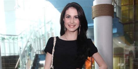 Arumi bachsin & emil dardak/kapanlagi®. Hamil tua, Arumi Bacshin serasa bawa barbel | merdeka.com