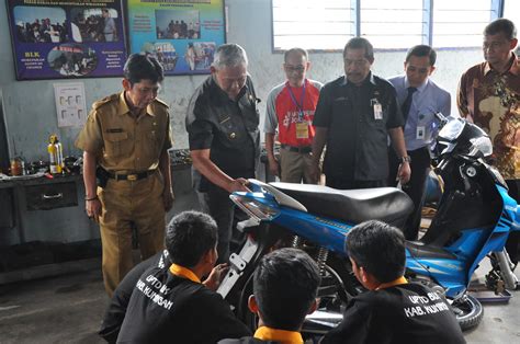 Akuntansi biaya akan membedakan biaya tenaga kerja menjadi. Bupati Buka Pameran Bursa Kerja | Pemerintah Kabupaten ...