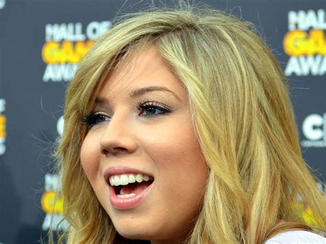 Icarly Star Jennette Mccurdy Says That She Couldnt Get Too Close To Cosgrove Because She Doesn
