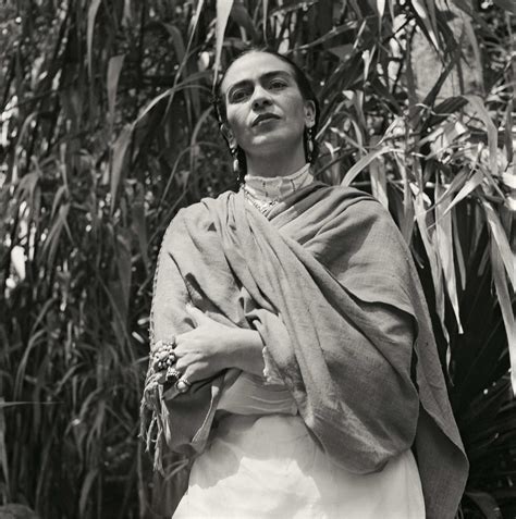 In 1928, after having barely recovered from an accident where she injured her spine and her legs three years earlier, she met the love of her life, diego rivera. Rare photos show Frida Kahlo in the 1950s : POCHO
