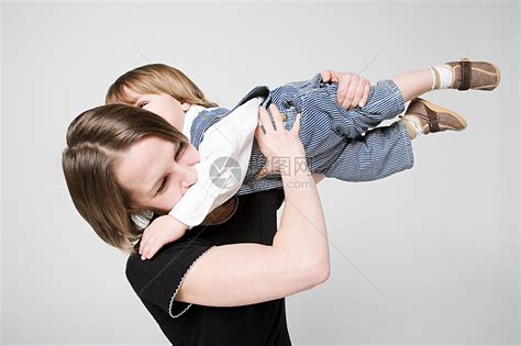 母亲抱着儿子高清图片下载 正版图片501487027 摄图网