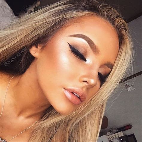 Classy And Glamorous Glowing Makeup