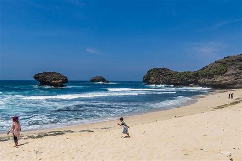 Malam2 boleh layan cinta gegar bersama dj nazz. Pantai Srau, Permata Putih di Selatan Pacitan