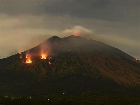 Balis Mount Agung Shoots Ash 700 Metres In Air In New Eruption Perthnow
