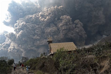 Indonesian Volcano Mount Sinabung Erupts Again Sending Ash 10000ft High