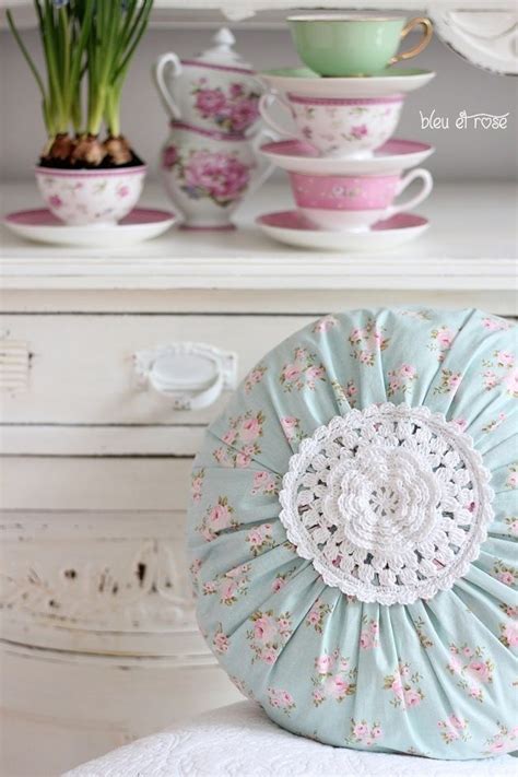 Maybe you would like to learn more about one of these? Cuscini Shabby con applicazioni di fiori all'uncinetto ...
