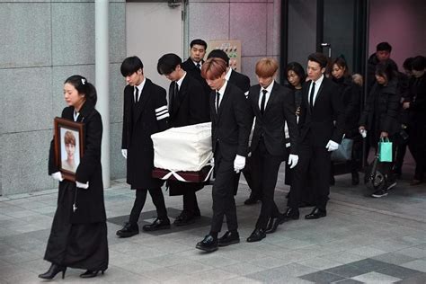 Shinee Members K Pop Stars And Fans Bid Goodbye At Jonghyuns Funeral