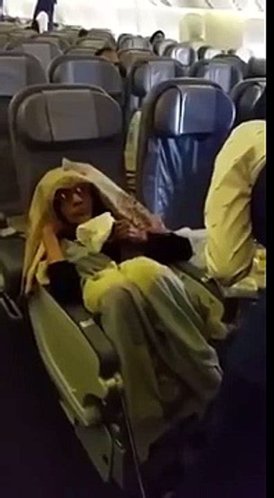 ركاب طائرة سعودية يصورون ما قامت به مضيفة طيران مع امرأة مسنة Vidéo Dailymotion