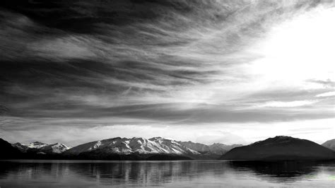 高清晰平静的雪山湖黑白壁纸 欧莱凯设计网