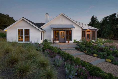 90 Modern American Farmhouse Exterior Landscaping Design 41 Modern