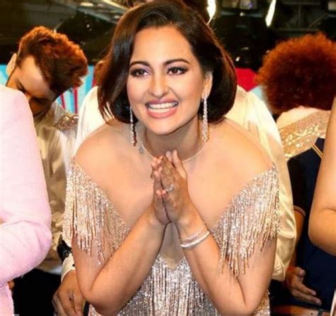 Oops Moment When Sonakshi Sinhas Dress Slipped And Newstrack English 1