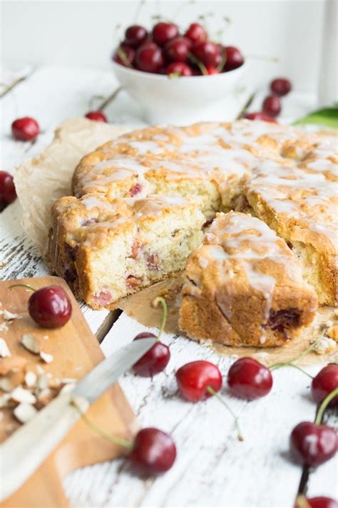 Durch die geringere höhe des kuchens auf dem blech verkürzt sich hier die backzeit auf. Einfach und blitzschnell fertig: Kirsch-Mandelkuchen mit ...