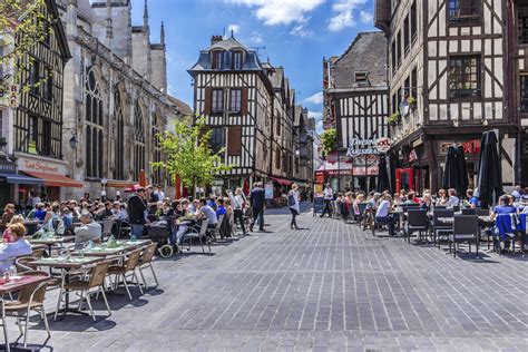 Grand t1bis équiper de tout le nécessaire , confortable, il est composé d'une grande pièce a vivre avec une baie vitrée et volet électrique. Troyes - Information France