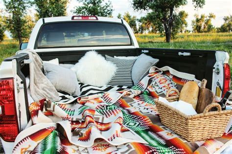 summer date night inspiration. outdoor date perfect for warm weather