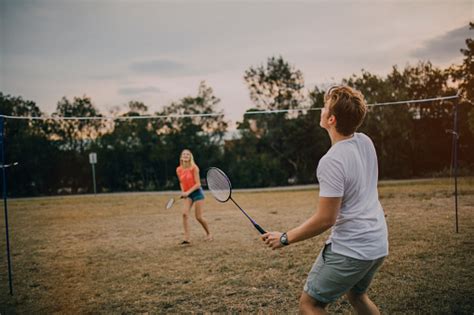 Młoda Para Gra W Badmintona W Parku Zdjęcia Stockowe I Więcej Obrazów