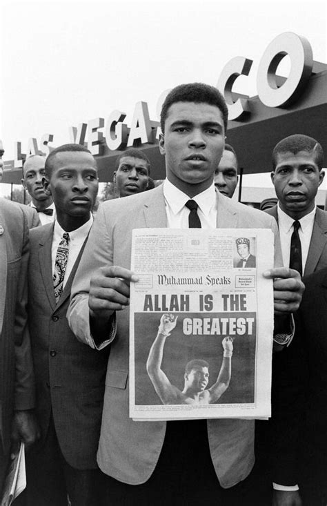 Muhammad Ali Mit Zeitung 1965 Bild Kaufen Verkaufen