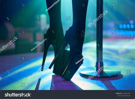 Young Sexy Girl Strip Club Luring Foto De Stock 1425432503 Shutterstock