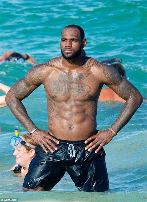 It S Lebrawn James Basketball Superstar Shows Off His Chiseled