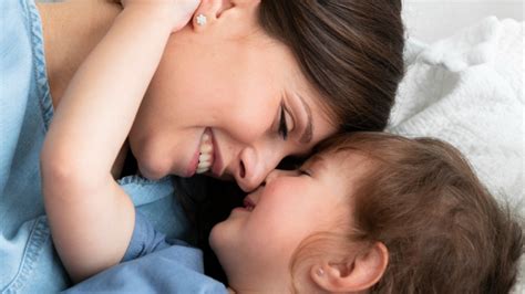 Por qué dar el beso de buenas noches a los niños es tan importante
