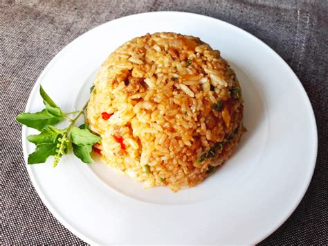 Worawut at thaicookbook.tv shares this interesting twist on the everyday omelet. (Set) Minced Pork Basil Fried Rice (ข้าวผัดกะเพรา) — Hometaste