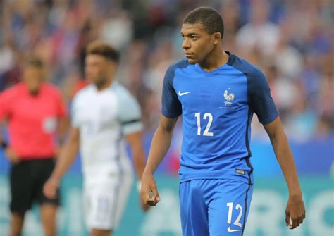 Paquete De Kylian Mbappé Atletas Masculinos Fotos De Fútbol Jugadores De Fútbol