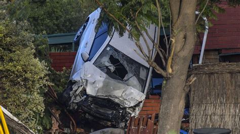 Driver Dies After Car Crashes Into Goodwood Rd Apartments At Daw Park