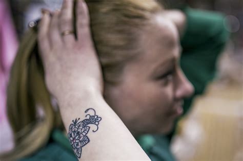 Artist Yevgeniya Zakhar Tattoos Victims Of Domestic Violence Turning Scars Into Art Metro News