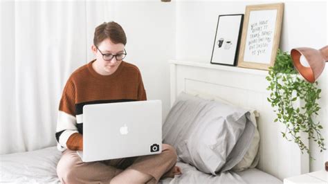 How To Use A Laptop In A Bed 7 Helpful Tips The Travel Blogs
