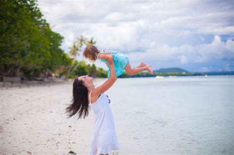 Joven Madre Y Su Linda Hija Se Divierten En Playa Exótica Foto Premium