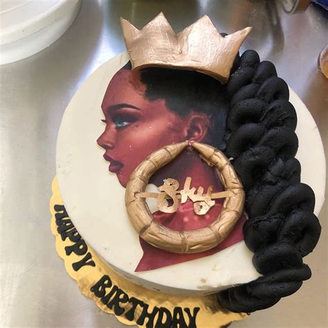 Delicious vanilla cake with vanilla buttercream, my favorite! #queen #cake #customcake #skyturns14 #birthday #beautiful ...