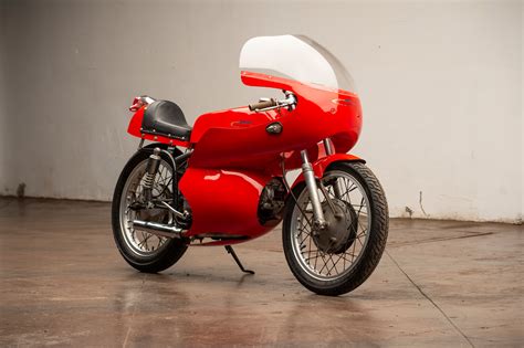 Harley davidson is a dream bike for all the cruisers out there. A Rare 1964 Aermacchi Harley-Davidson Race Bike
