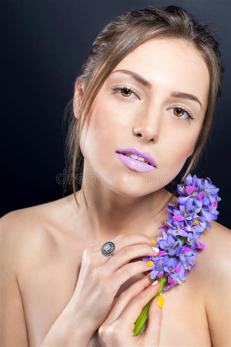 Retrato Cercano De La Muchacha Desnuda Hermosa Con Maquillaje Y La Manicura Brillantes Foto De
