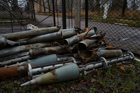 Us Set To Send Ukraine Controversial Cluster Munitions Banned In 123
