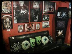 Many of today's barber shops blend rockabilly themes with the more traditional edwardian values, while others pursue an entirely individual vibe. rockabilly decor - Google Search | Halloween living room ...