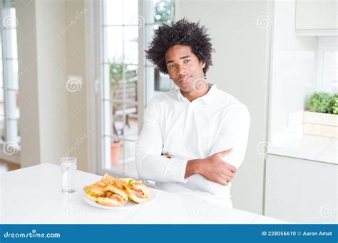 Hombre Afroamericano Hambriento Comiendo Hamburguesa Para El Almuerzo