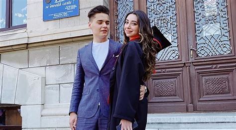 Jualan di aplikasi chat apa pun jadi mudah dengan selly! Selly critică dur sistemul de educație din România ...